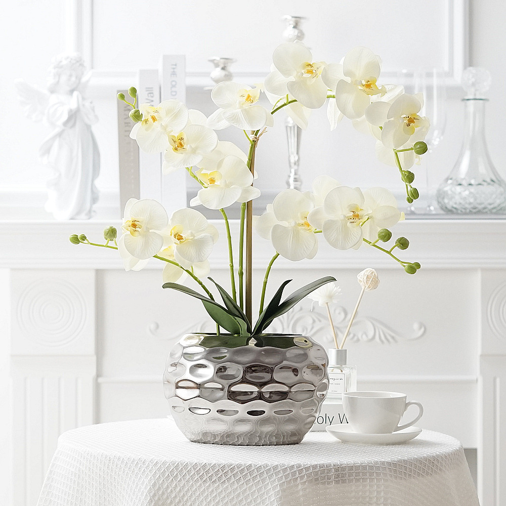 Orhidee Artificiala Phalaenopsis Alba – 45 cm, 4 tije, ghiveci ceramic cu model argintiu