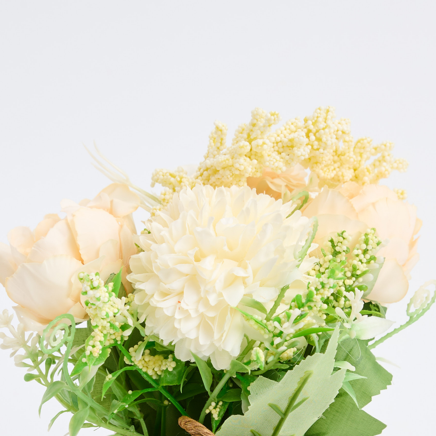 Aranjament Flori Artificiale cu Hortensie, Trandafiri si Flori de Camp – Alb, cu Vas Decorativ