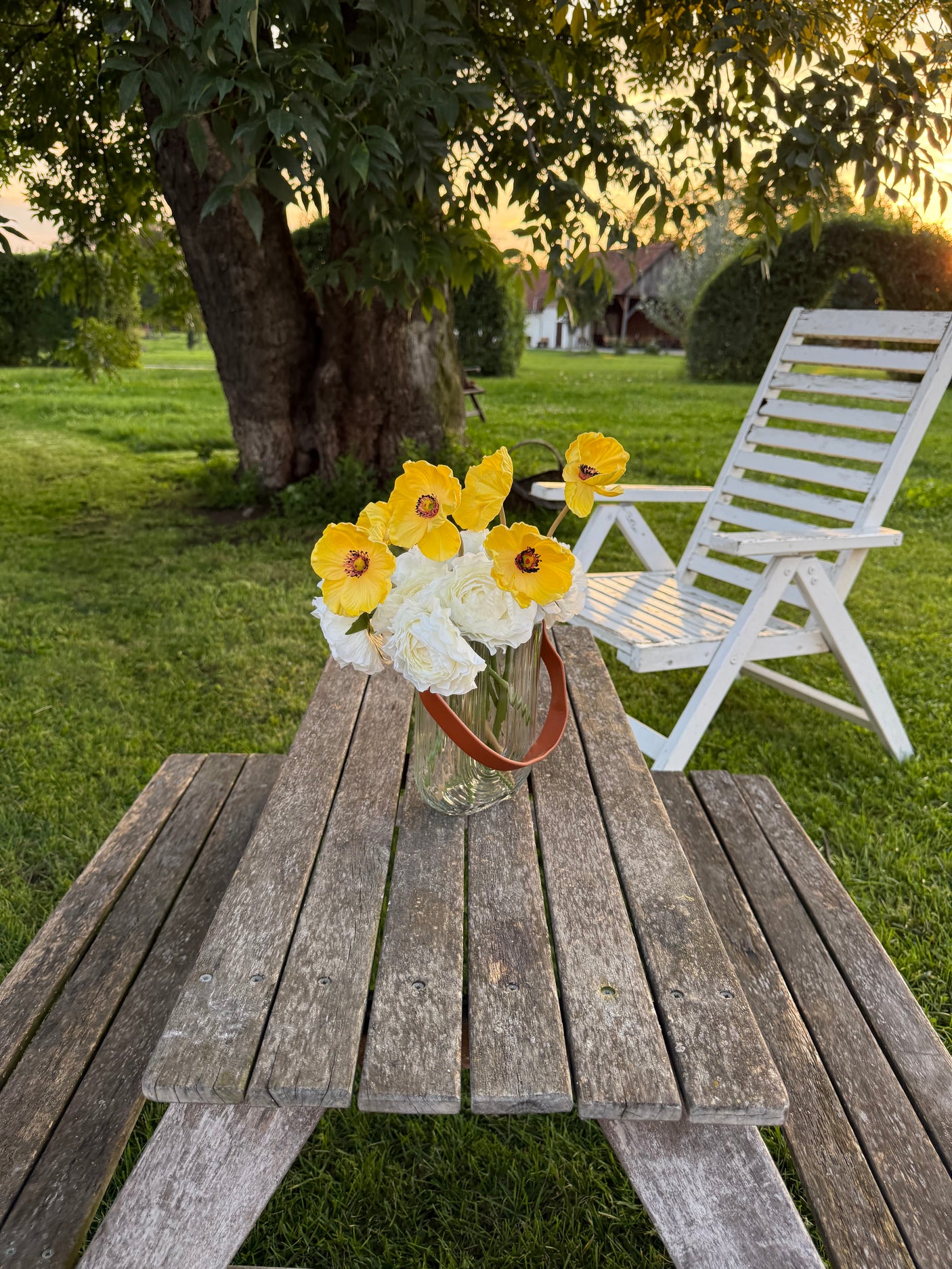 Buchet Artificial cu 11 Fire – Anemone Galbene si Ranunculus Albi, 28 cm, Vaza Inclusa