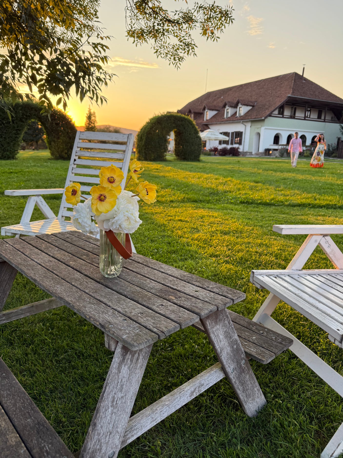 Buchet Artificial cu 11 Fire – Anemone Galbene si Ranunculus Albi, 28 cm, Vaza Inclusa