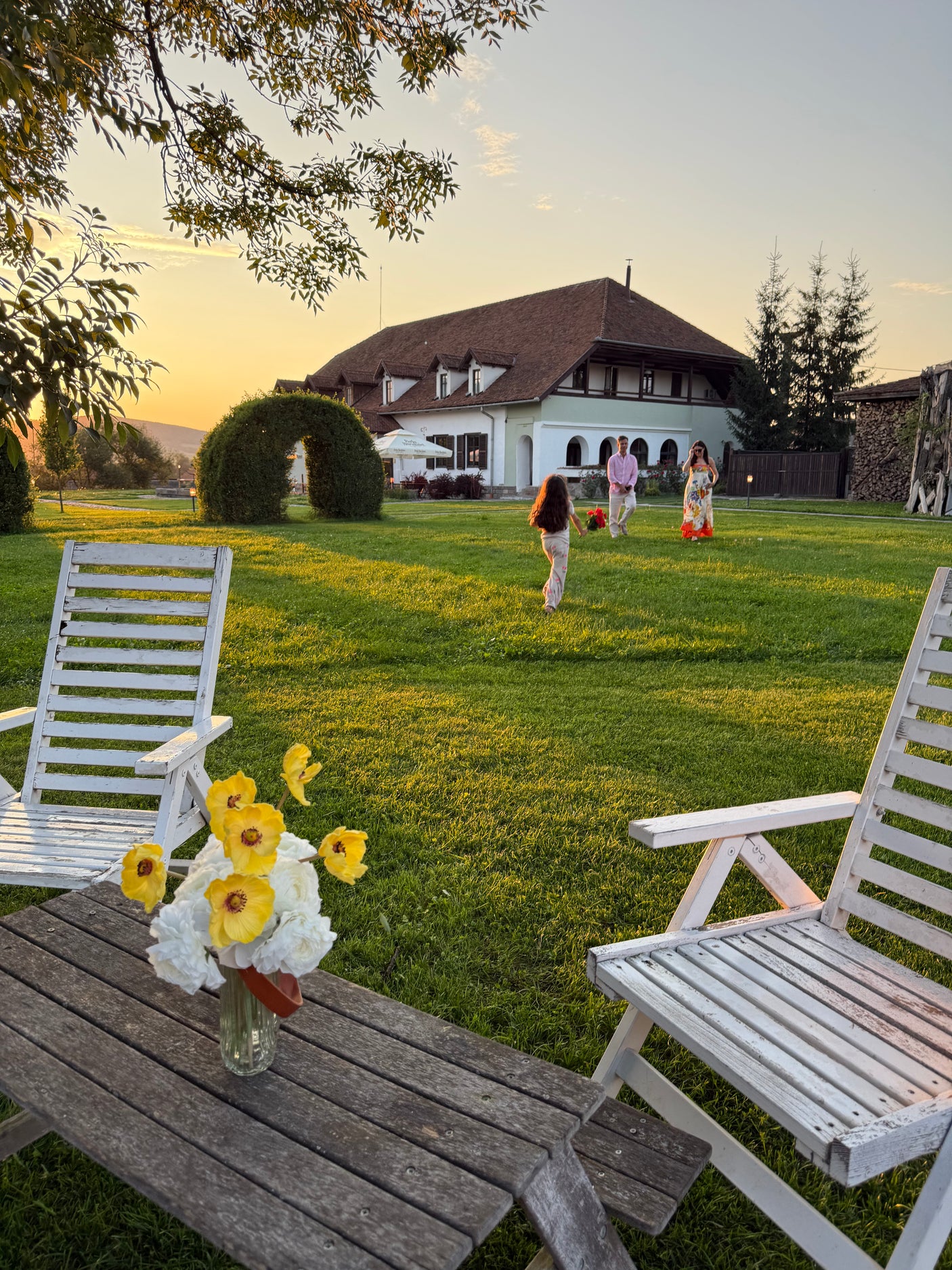 Buchet Artificial cu 11 Fire – Anemone Galbene si Ranunculus Albi, 28 cm, Vaza Inclusa