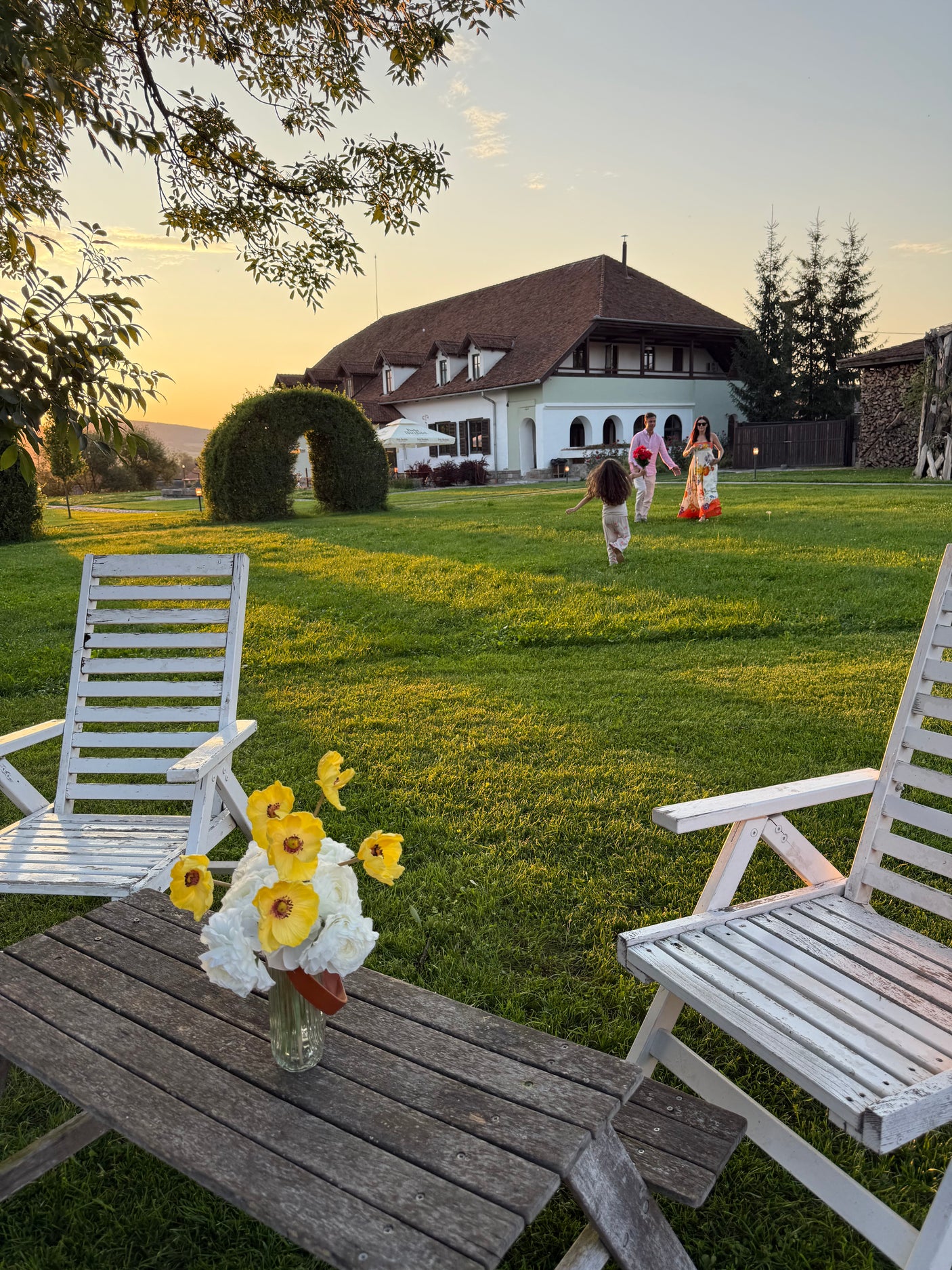 Buchet Artificial cu 11 Fire – Anemone Galbene si Ranunculus Albi, 28 cm, Vaza Inclusa