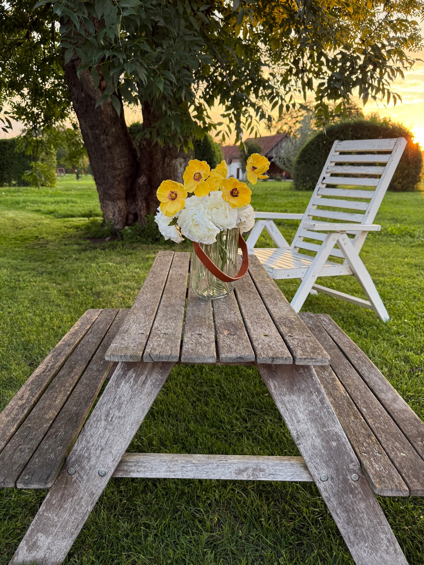 Buchet Artificial cu 11 Fire – Anemone Galbene si Ranunculus Albi, 28 cm, Vaza Inclusa