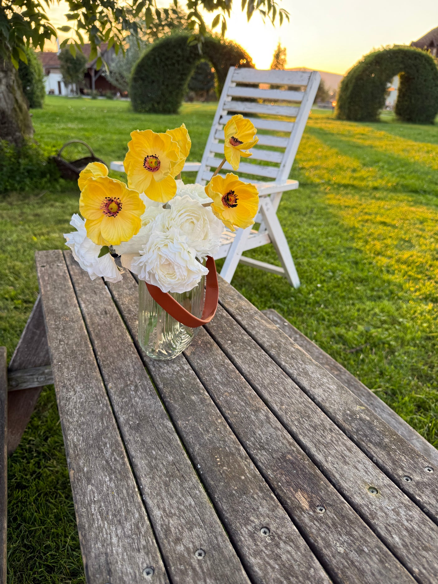 Buchet Artificial cu 11 Fire – Anemone Galbene si Ranunculus Albi, 28 cm, Vaza Inclusa