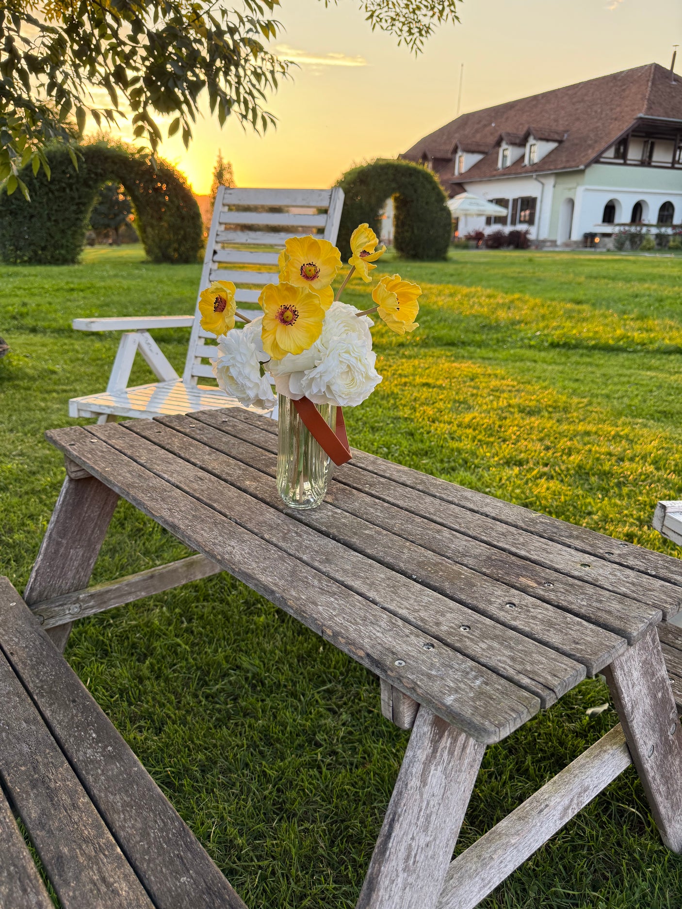 Buchet Artificial cu 11 Fire – Anemone Galbene si Ranunculus Albi, 28 cm, Vaza Inclusa