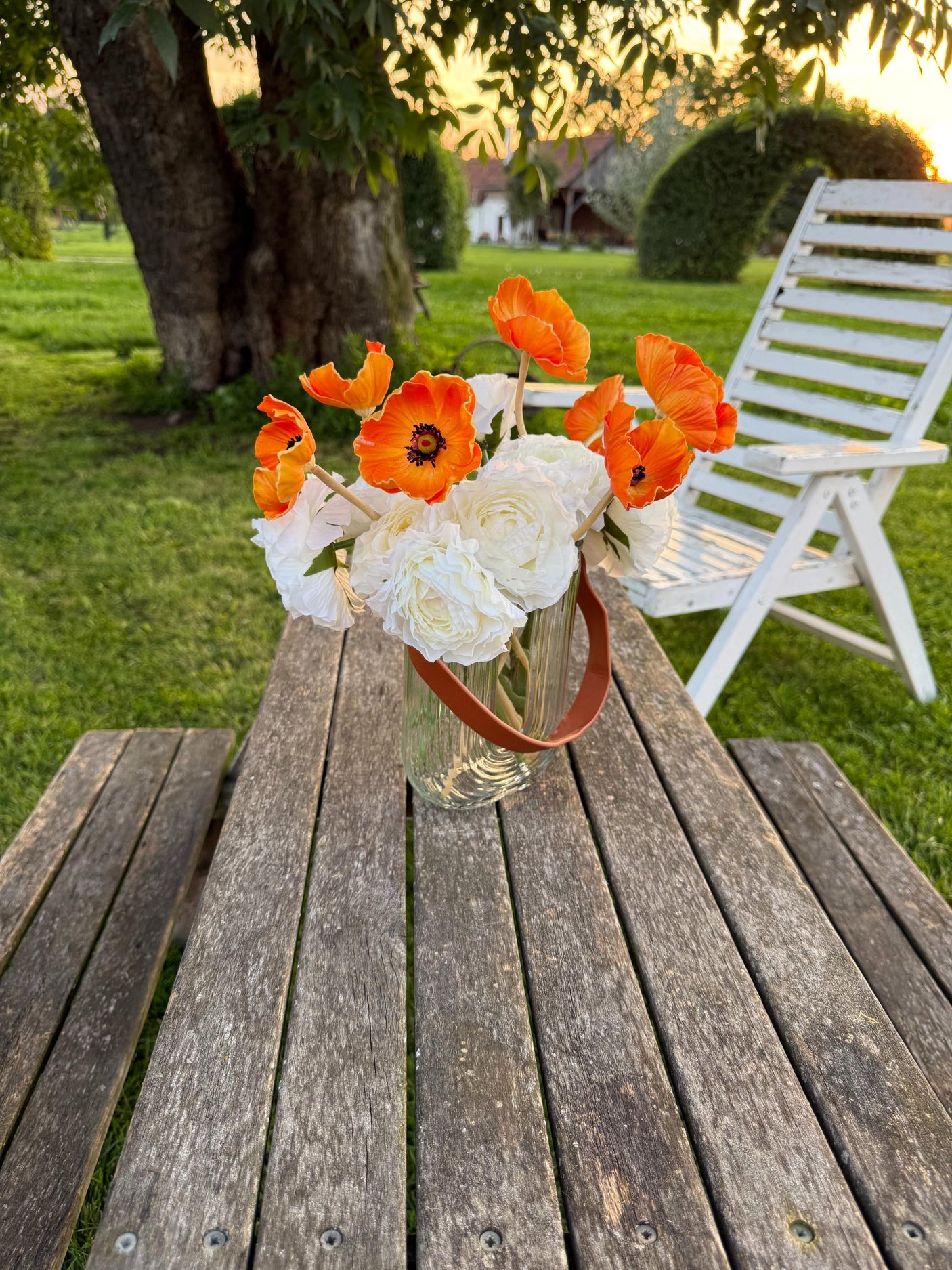 Buchet Artificial cu 11 Fire – Anemone Portocalii si Ranunculus Albi, 28 cm, Vaza Inclusa