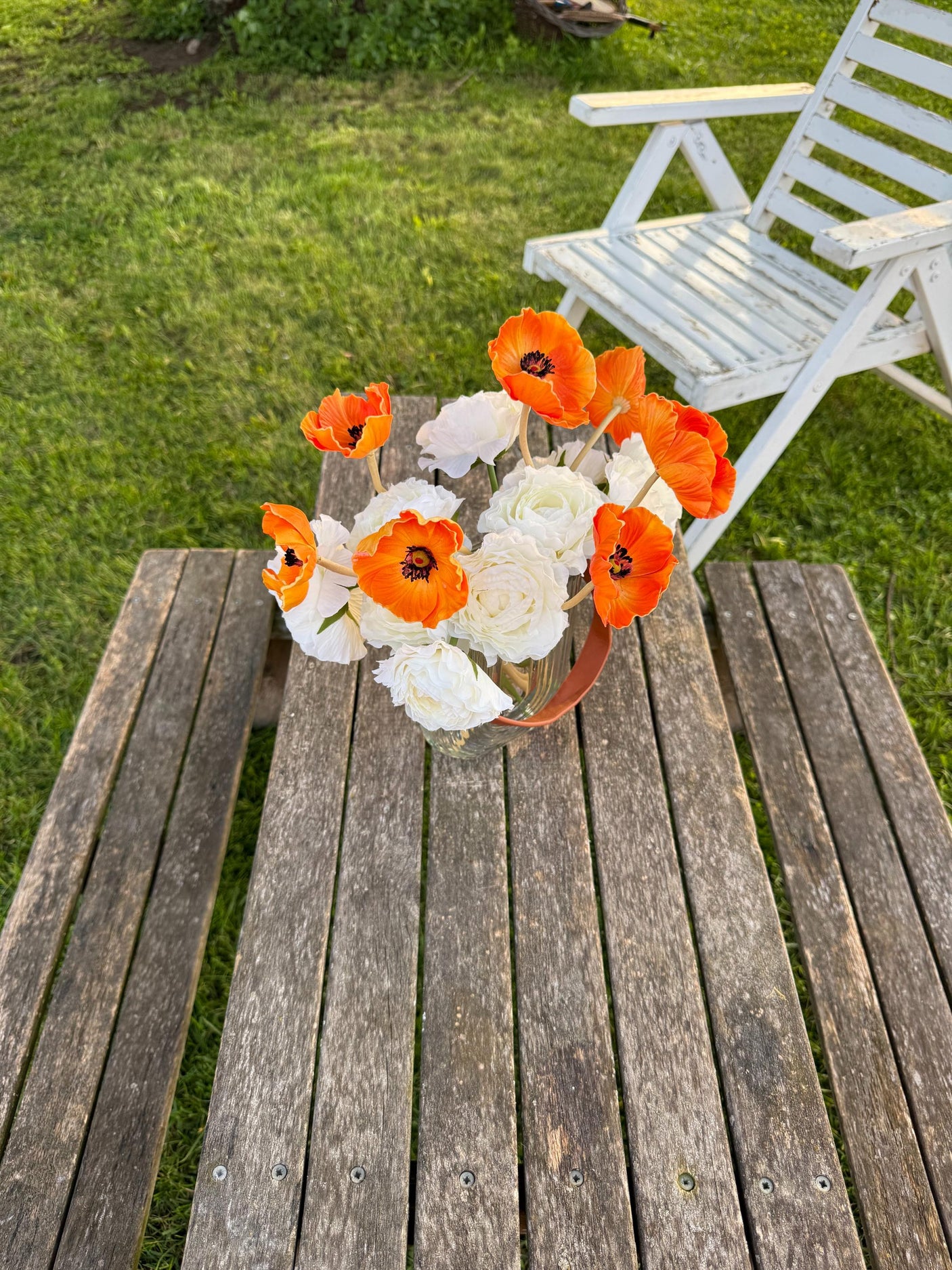 Buchet Artificial cu 11 Fire – Anemone Portocalii si Ranunculus Albi, 28 cm, Vaza Inclusa