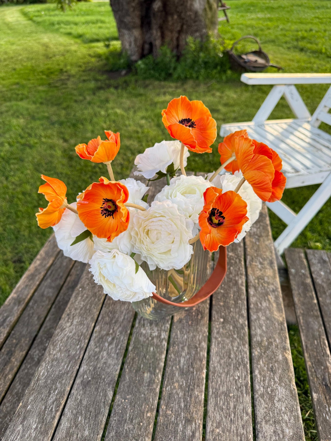 Buchet Artificial cu 11 Fire – Anemone Portocalii si Ranunculus Albi, 28 cm, Vaza Inclusa