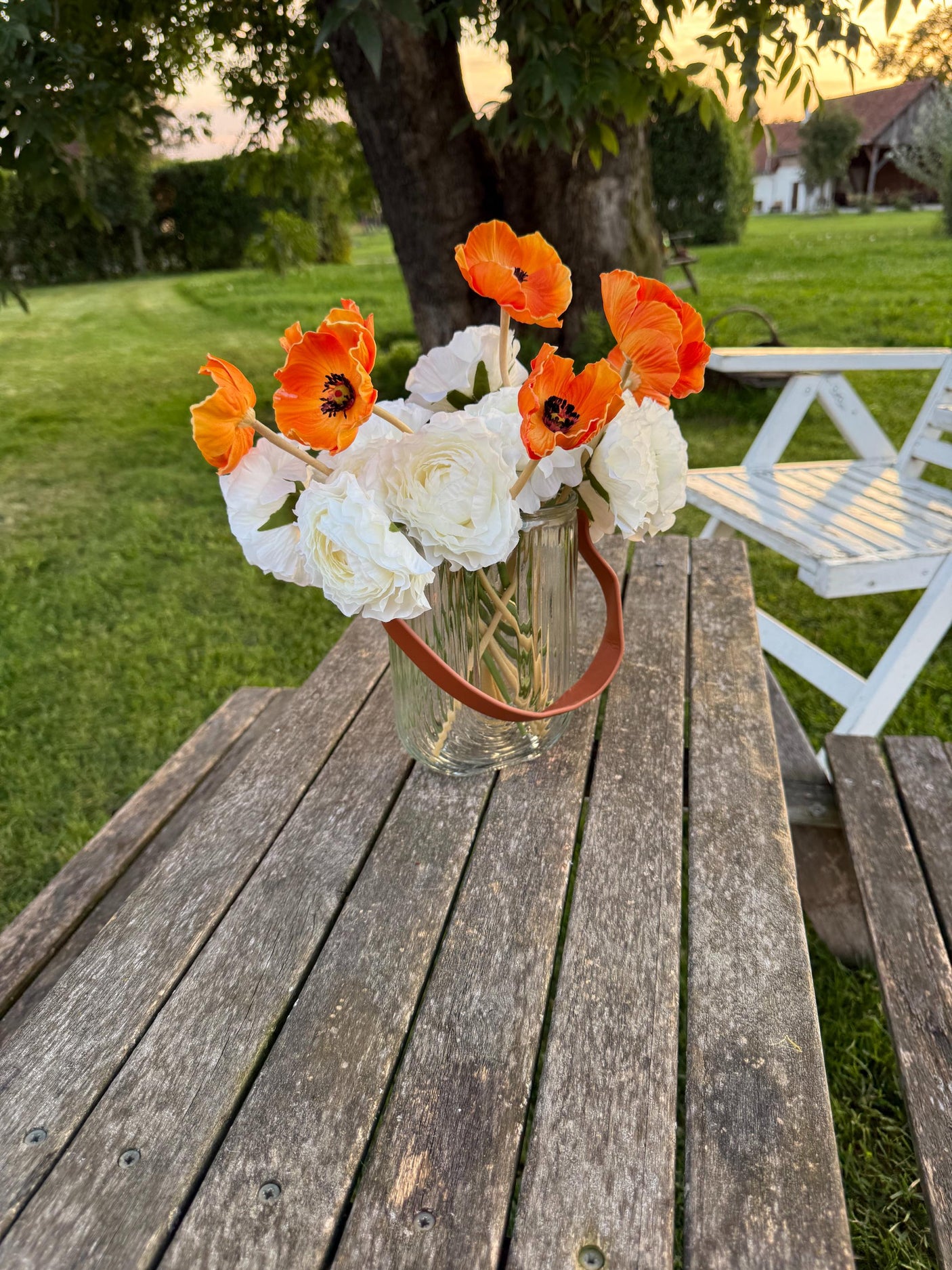 Buchet Artificial cu 11 Fire – Anemone Portocalii si Ranunculus Albi, 28 cm, Vaza Inclusa