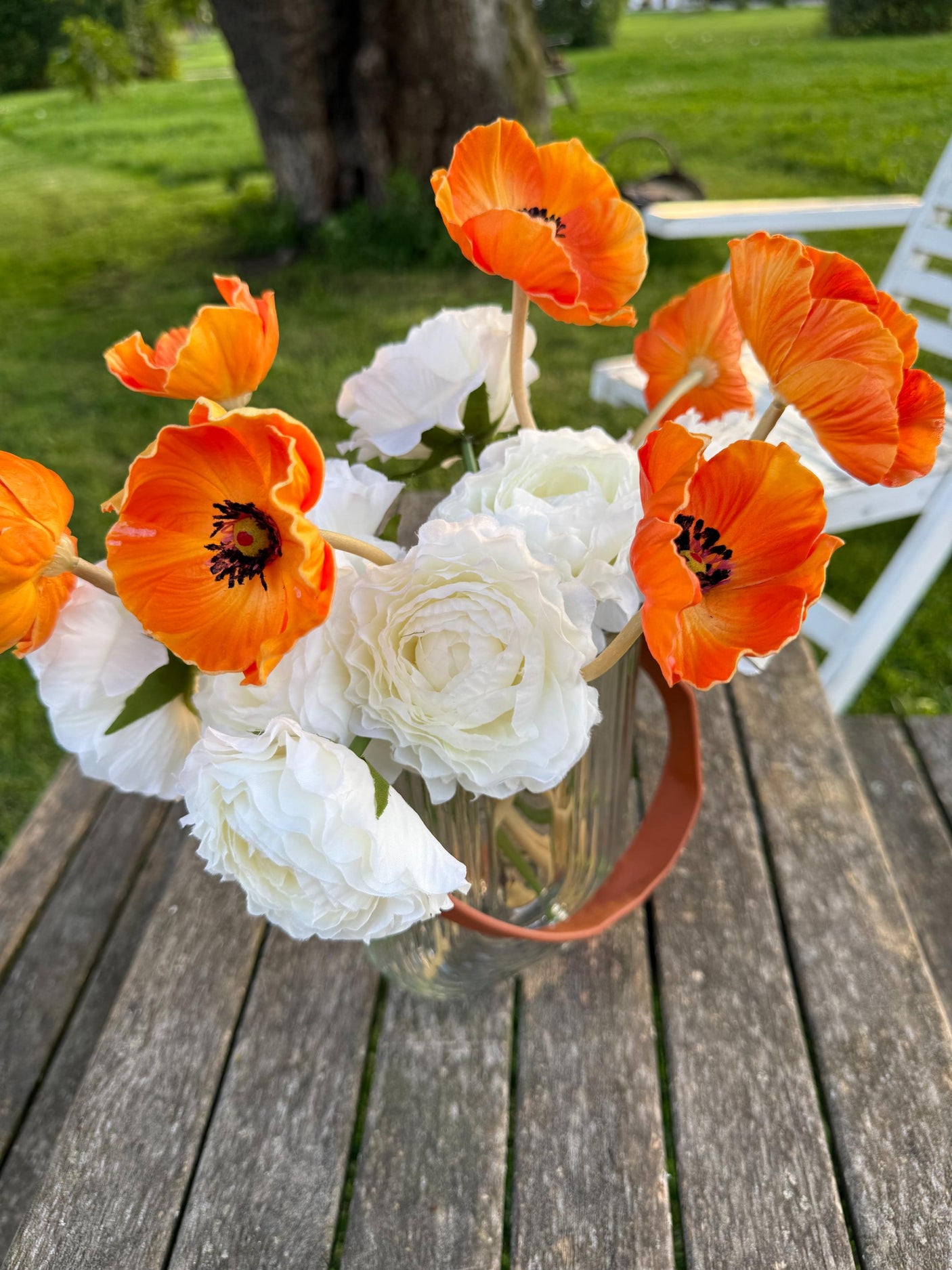 Buchet Artificial cu 11 Fire – Anemone Portocalii si Ranunculus Albi, 28 cm, Vaza Inclusa
