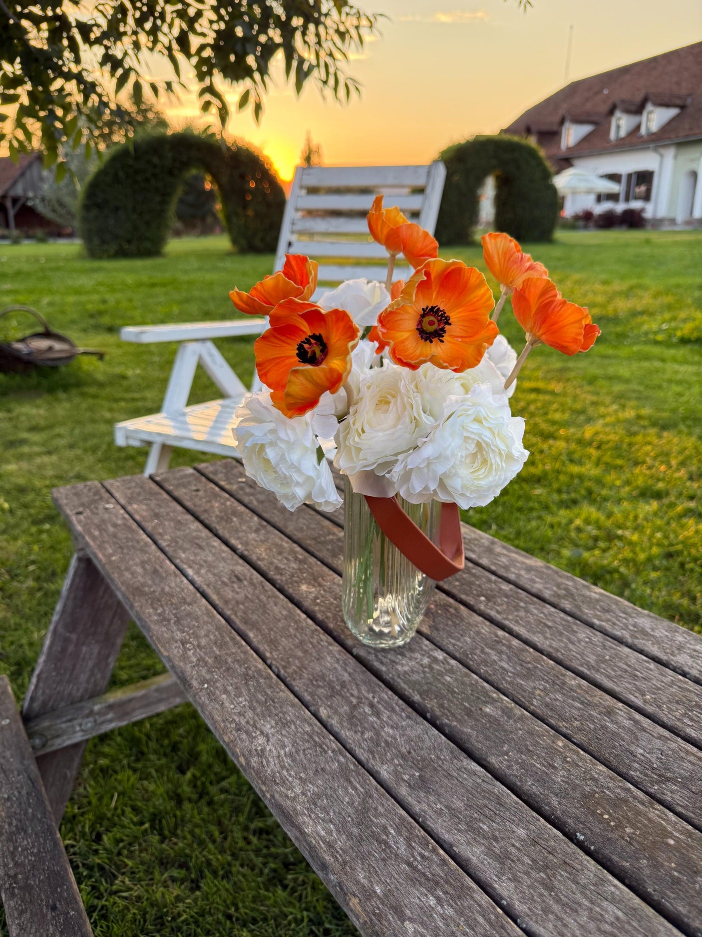 Buchet Artificial cu 11 Fire – Anemone Portocalii si Ranunculus Albi, 28 cm, Vaza Inclusa