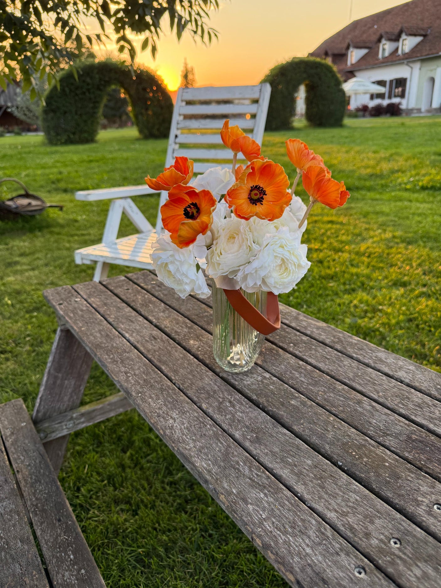 Buchet Artificial cu 11 Fire – Anemone Portocalii si Ranunculus Albi, 28 cm, Vaza Inclusa