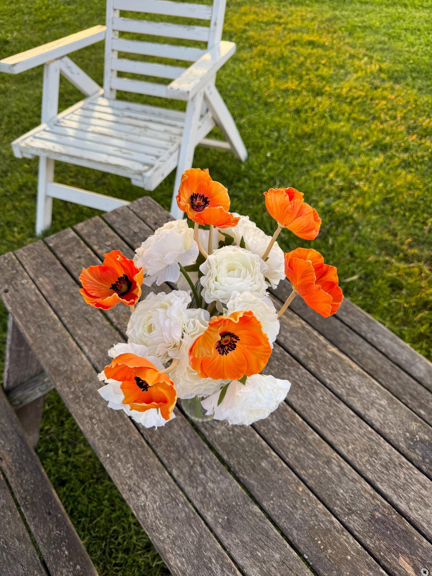 Buchet Artificial cu 11 Fire – Anemone Portocalii si Ranunculus Albi, 28 cm, Vaza Inclusa