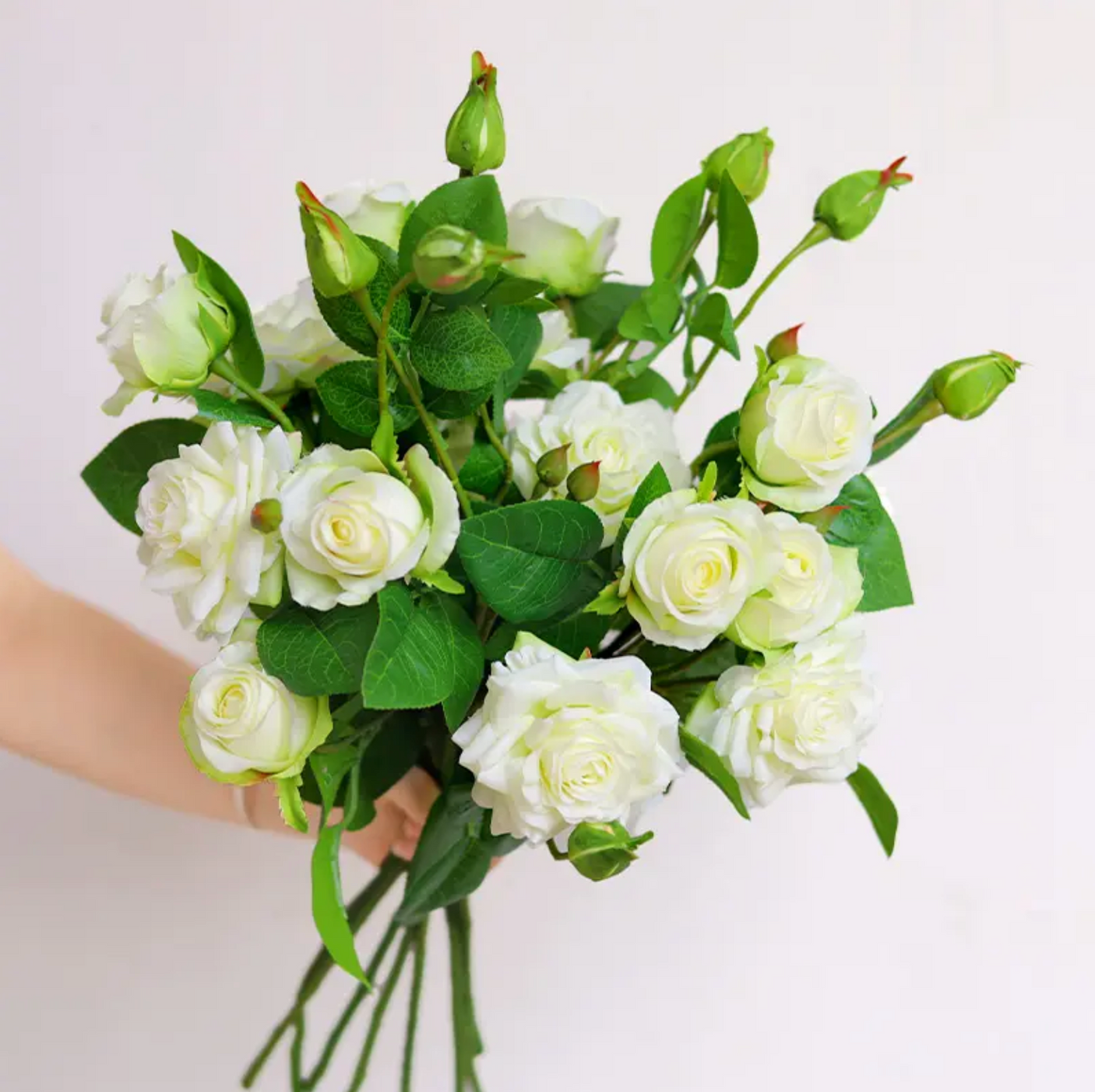 Trandafiri Artificiali Realisti – Alb sau Roz, 1, 3 sau 5 fire, 5 flori pe fir