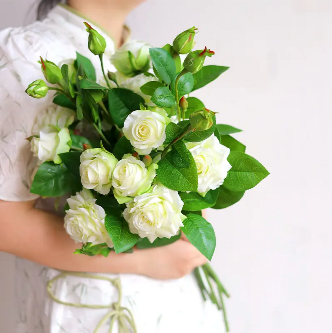 Trandafiri Artificiali Realisti – Alb sau Roz, 1, 3 sau 5 fire, 5 flori pe fir