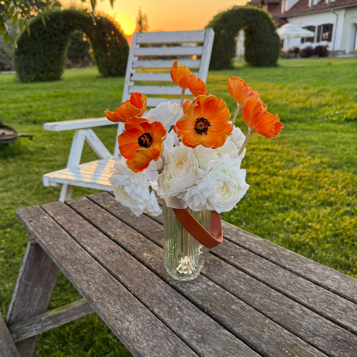 Buchet Artificial cu 11 Fire – Anemone Portocalii si Ranunculus Albi, 28 cm, Vaza Inclusa