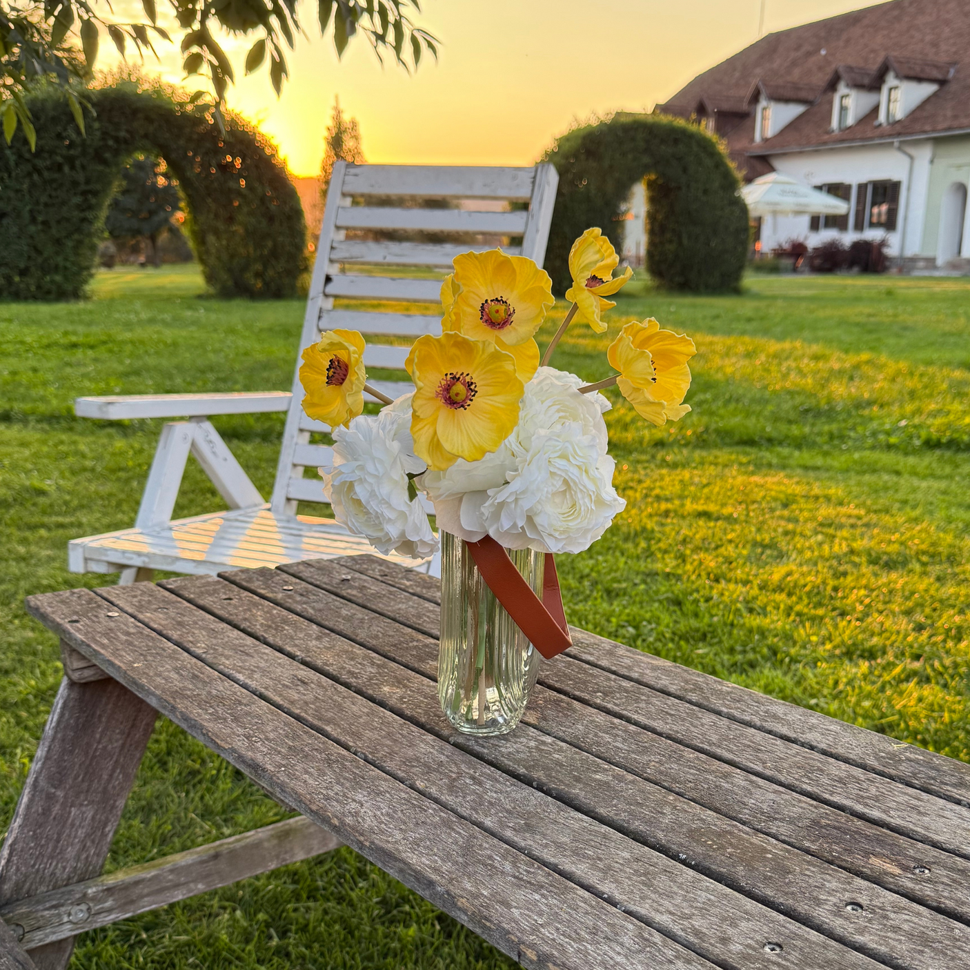 Buchet Artificial cu 11 Fire – Anemone Galbene si Ranunculus Albi, 28 cm, Vaza Inclusa