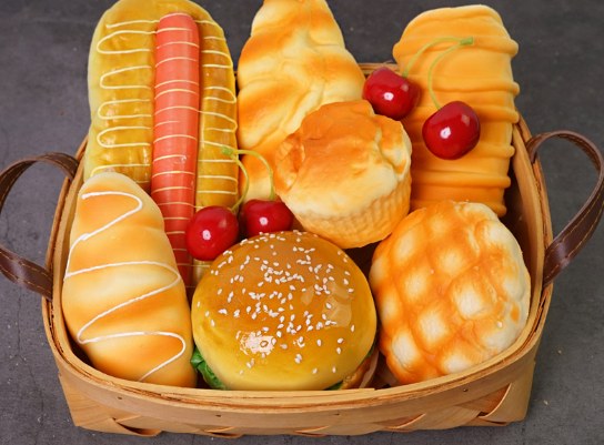 Coș cu Pâine și Patiserie Artificială – Set Complet